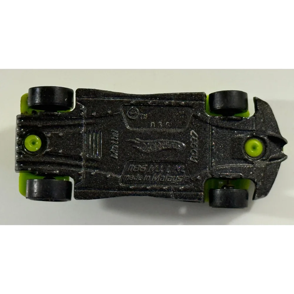 Hot Wheels Jet Threat 4.0 Kids 1:64 Green Diecast Race Car R0937 Flame Decals